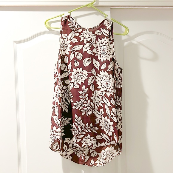 Cute silk keyhole back top from Theory - Picture 2 of 6